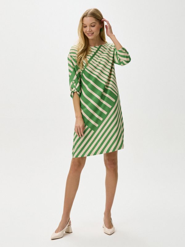 Geomeric print dress with straight silhouette and 3/4 sleeves