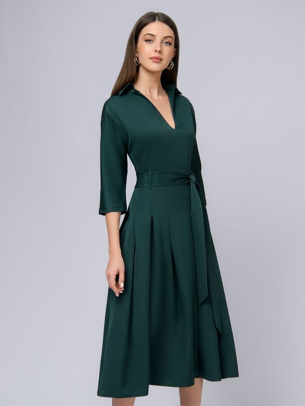 Emerald-colored midi dress with collar and batwing sleeves