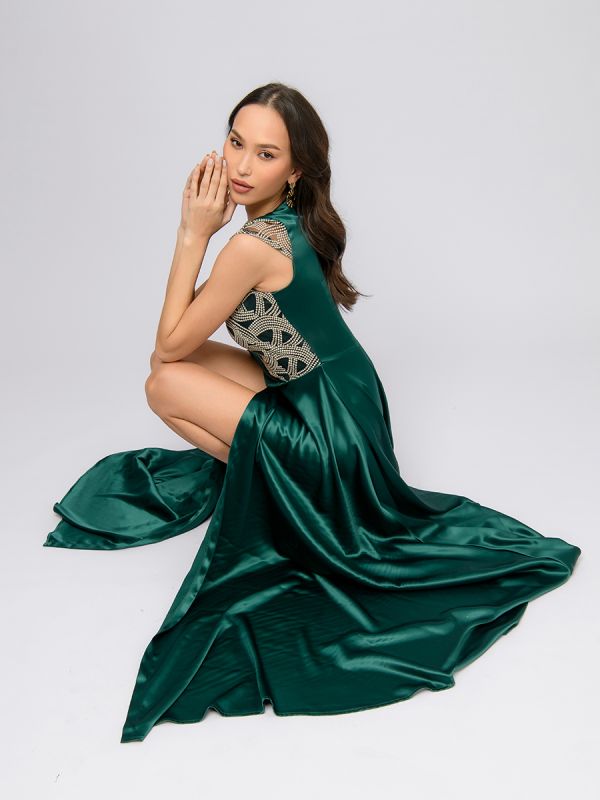 Emerald color maxi length dress with lace and slit on the skirt