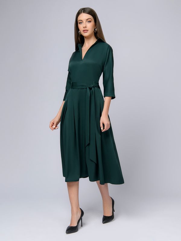 Emerald-colored midi dress with collar and batwing sleeves