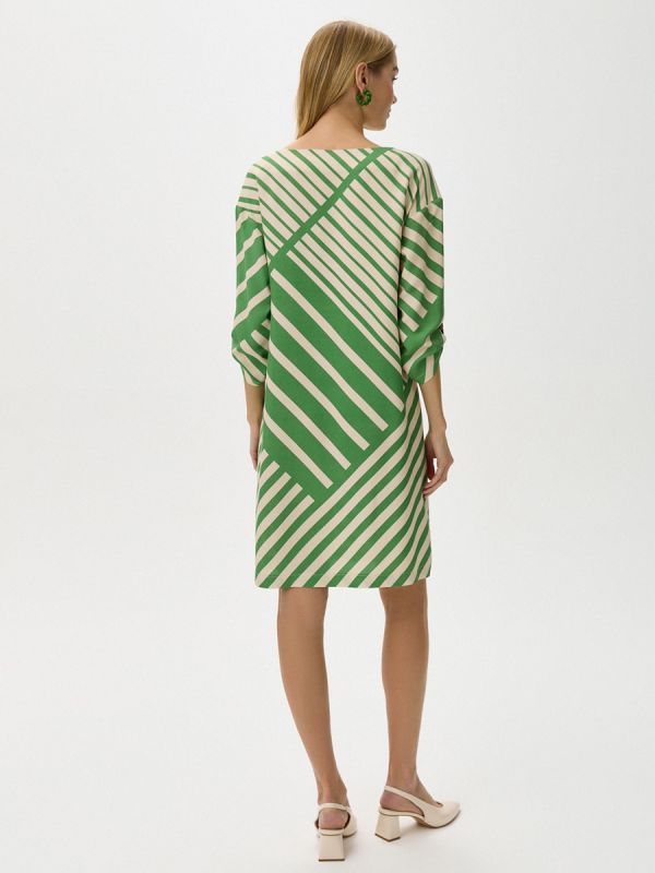 Geomeric print dress with straight silhouette and 3/4 sleeves