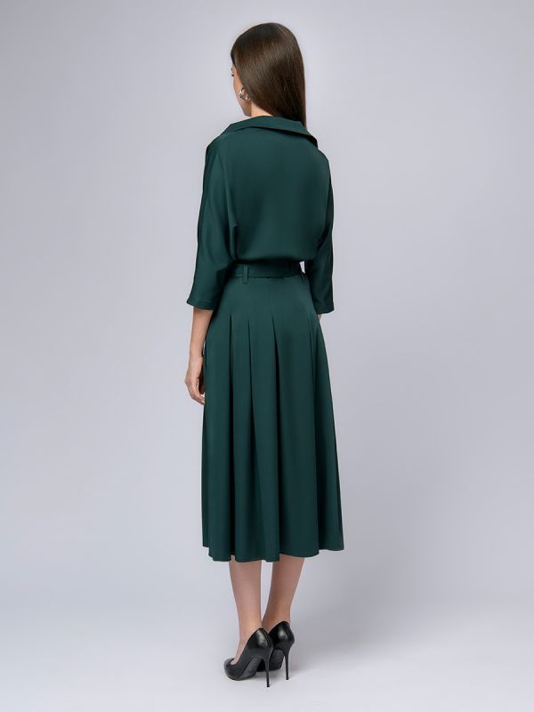 Emerald-colored midi dress with collar and batwing sleeves