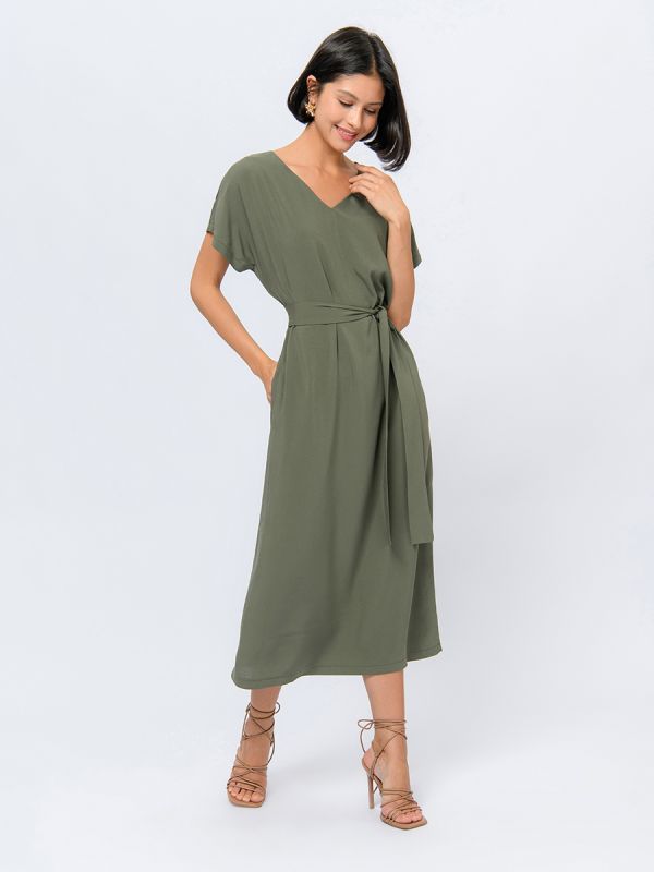 Khaki colored midi dress with pockets and short sleeves