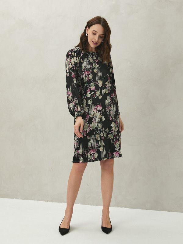 Black dress with floral print and voluminous sleeves