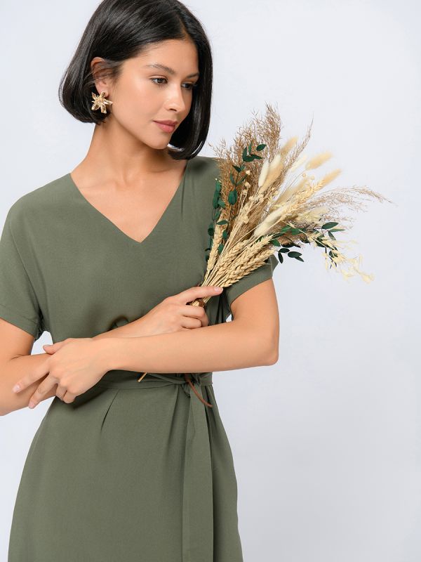 Khaki colored midi dress with pockets and short sleeves