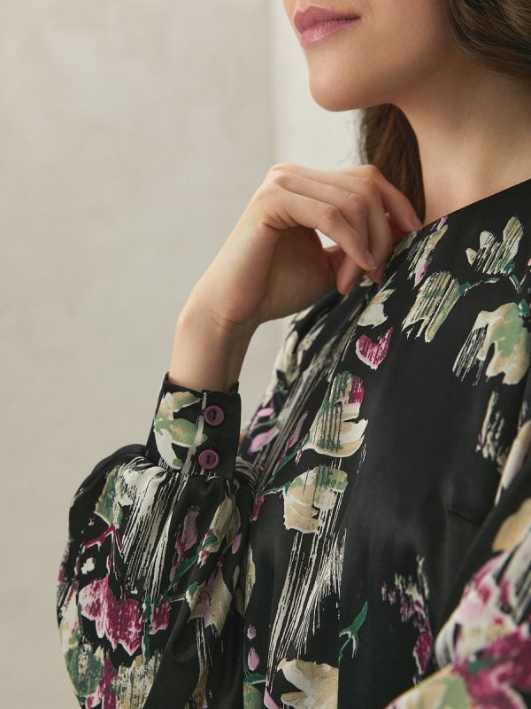 Black dress with floral print and voluminous sleeves